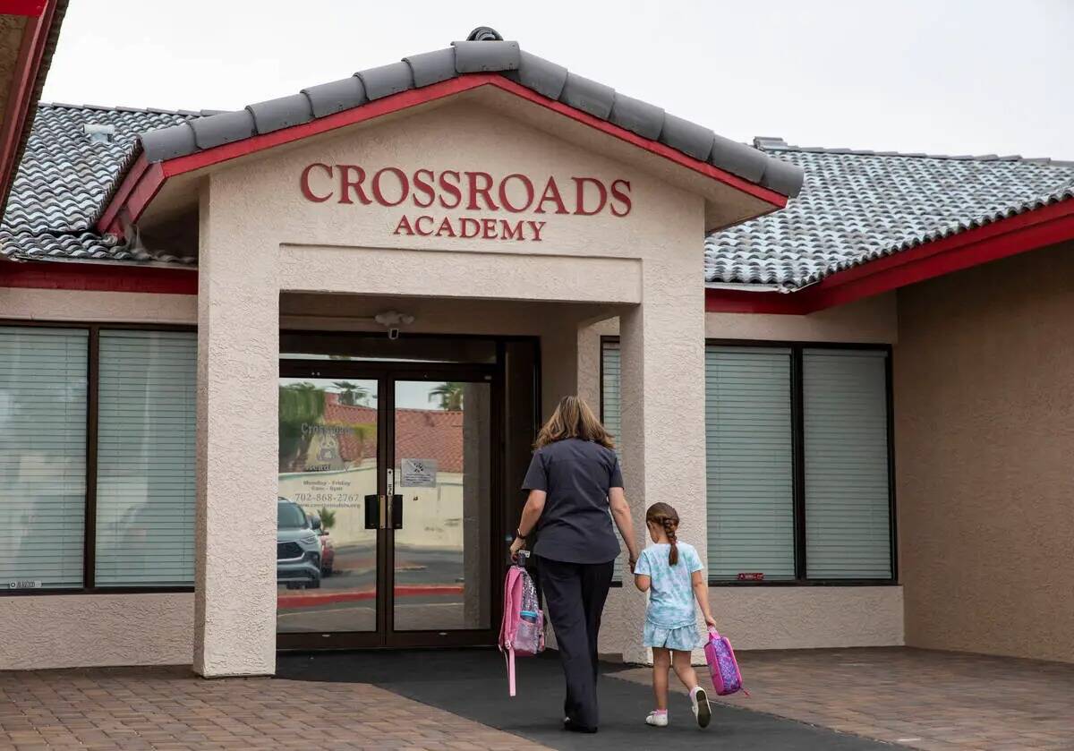 Una niña es dejada en el prescolar Crossroads Academy el miércoles 7 de junio de 2023, en Las ...