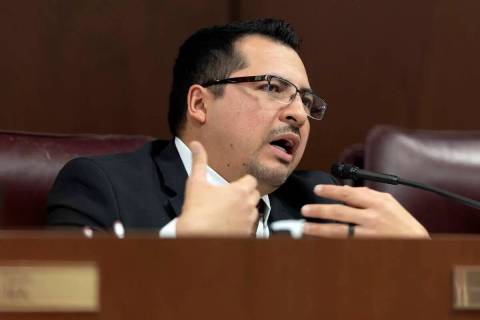El senador Edgar Flores, demócrata por Las Vegas, hace preguntas durante una reunión en febre ...