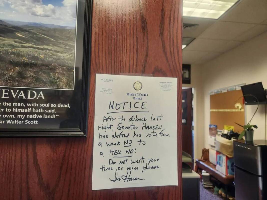 Un aviso colocado en la puerta del Senador Ira Hansen, republicano por Sparks, en Carson City e ...