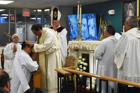 La ordenación es un proceso muy solemne, el candidato se postra frente al altar, mientras se r ...