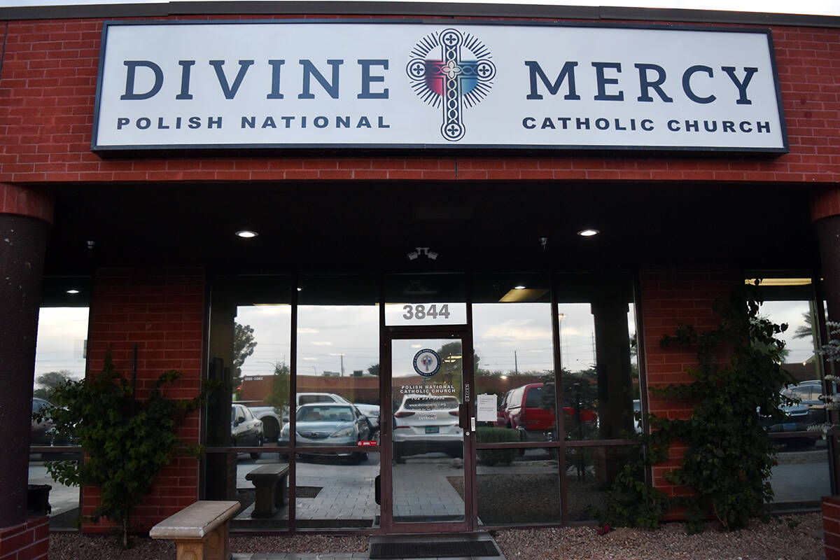 Divine Mercy Polish National Catholic Church que se encuentra en el 3844 Meadows Lane, en las i ...
