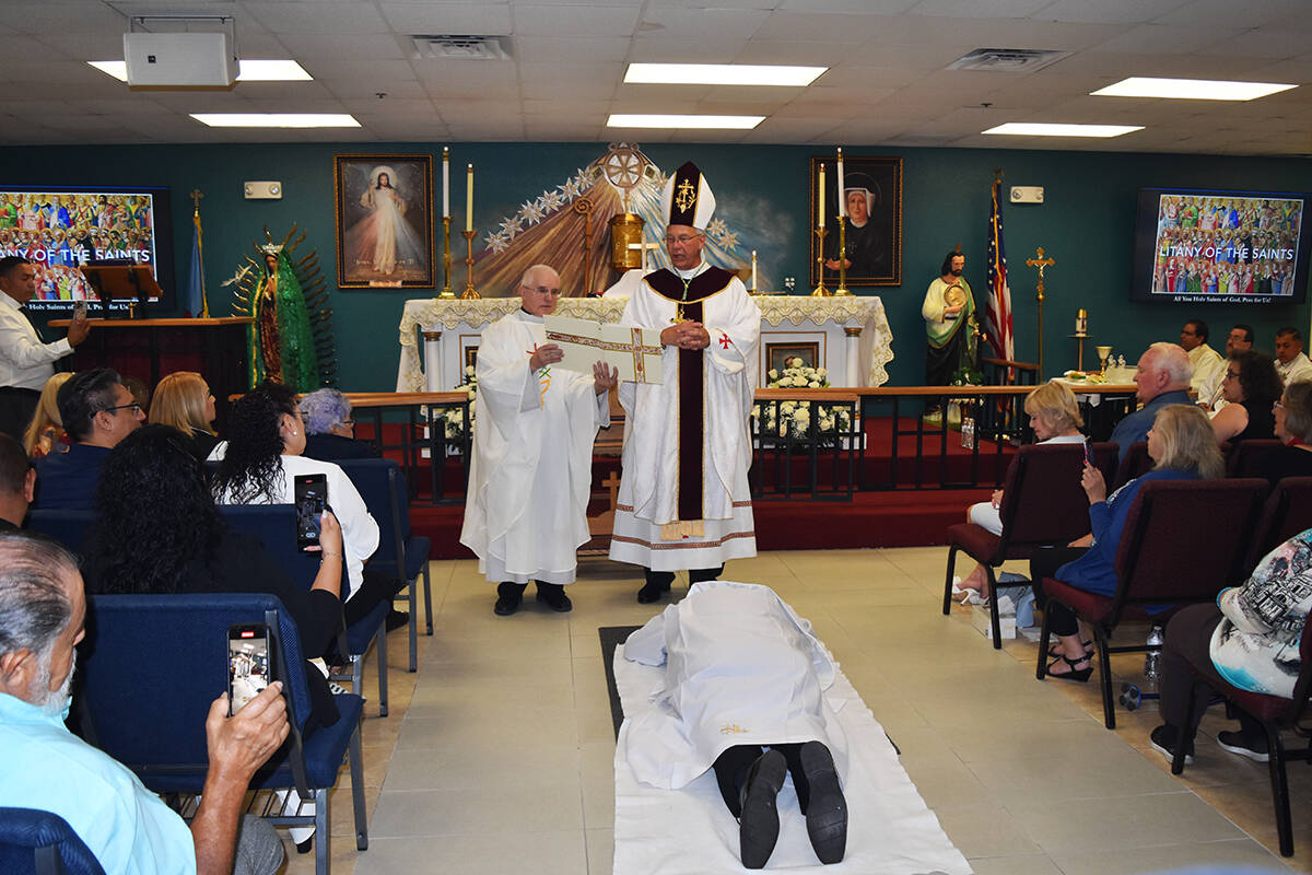 La ordenación es un proceso muy solemne, el candidato se postra frente al altar, mientras se r ...