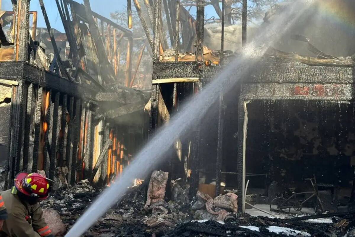 Se ven apartamentos quemados en Tides on Charleston, el martes 6 de junio de 2023, en Las Vegas ...