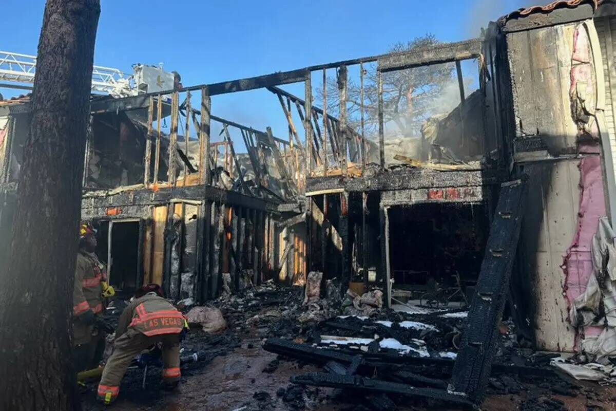Se ven apartamentos quemados en Tides on Charleston, el martes 6 de junio de 2023, en Las Vegas ...