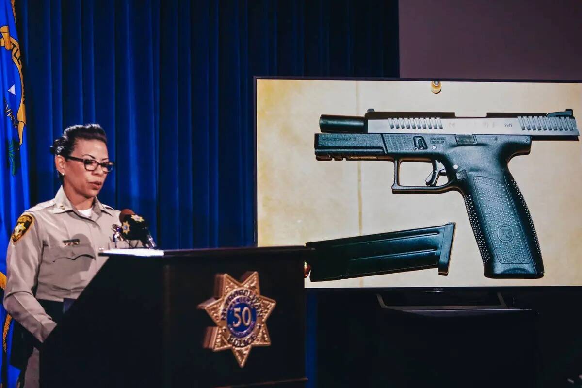 La alguacil adjunta Yasina Yatomi muestra el arma que supuestamente usó Matthew Glunt para dis ...