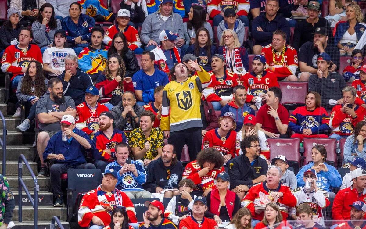 Los fans de los Golden Knights celebran una anotación contra los Florida Panthers en el segund ...