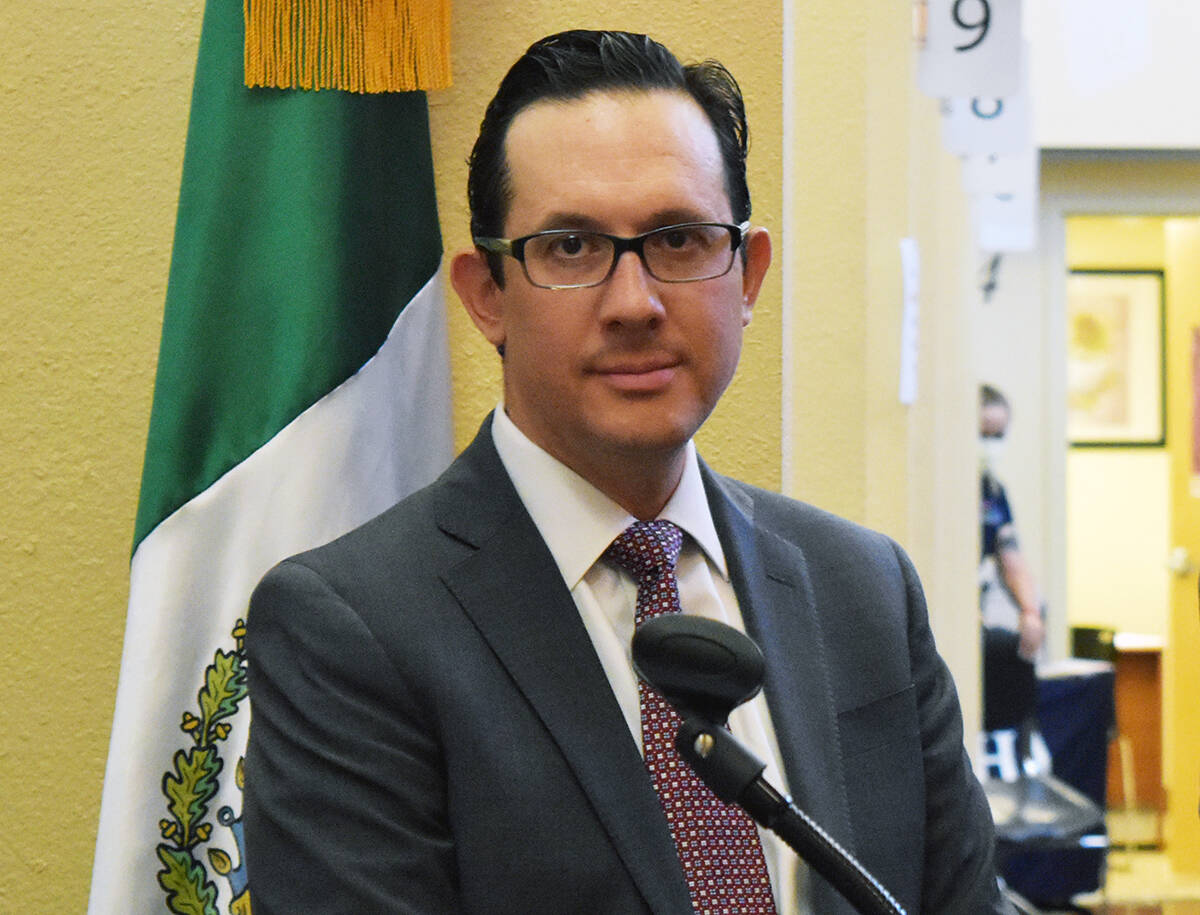 El cónsul de México en Las Vegas, Julián Escutia, durante la develación del busto en honor ...