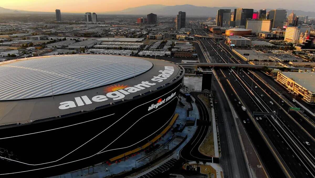 Vista aérea de Allegiant Stadium y el Strip de Las Vegas el martes 25 de agosto de 2020. (Mich ...