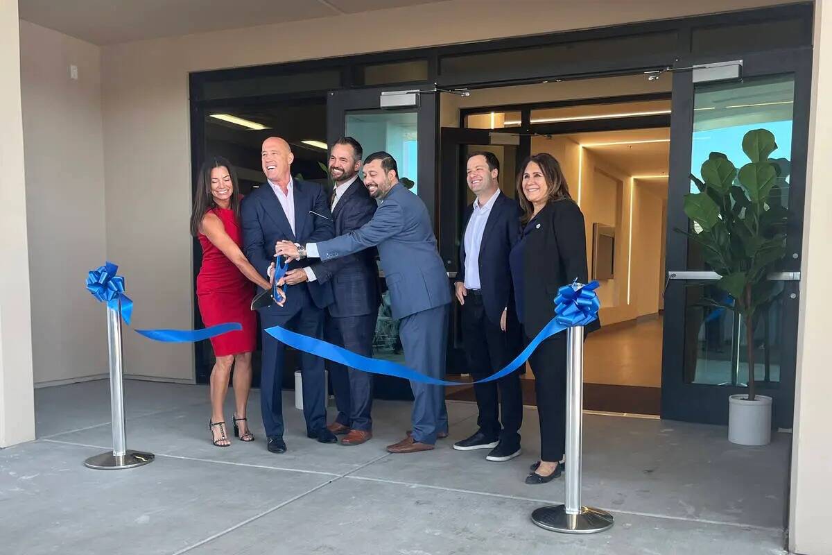 El jueves se celebró una ceremonia de corte de listón para el edificio de consultorios médic ...