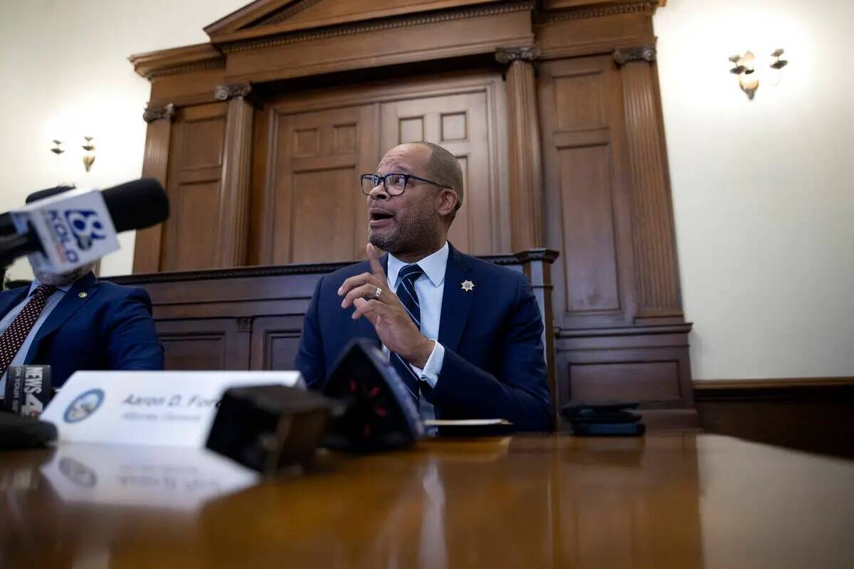 El fiscal general de Nevada, Aaron Ford, responde a preguntas en una rueda de prensa en febrero ...