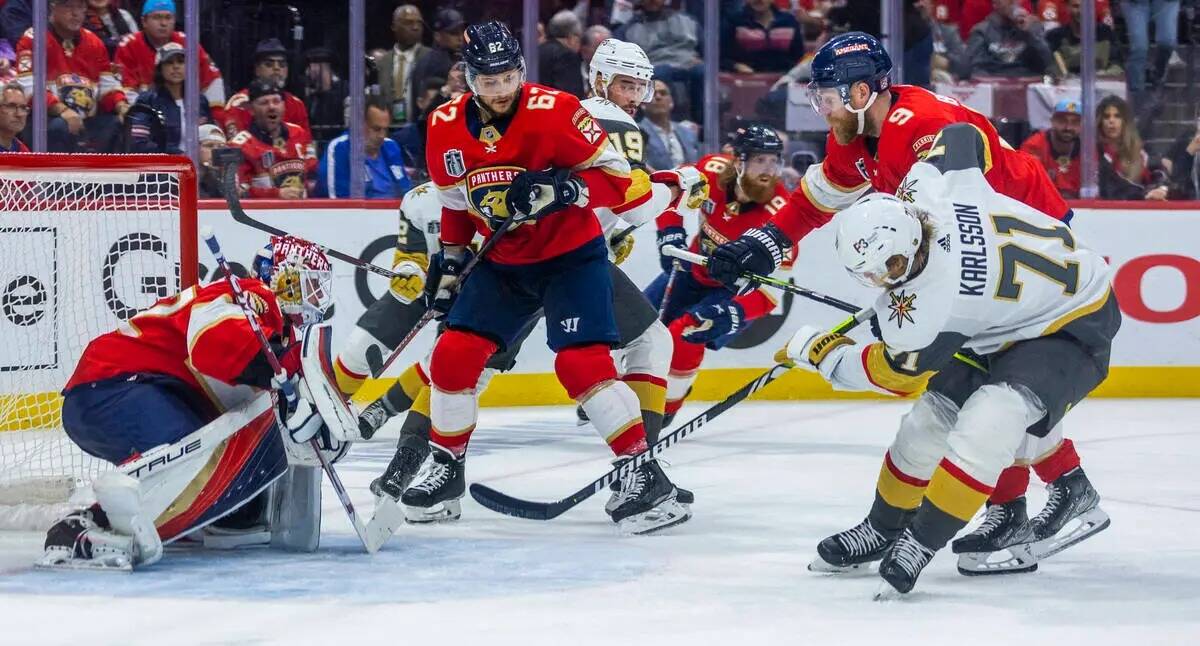 El centro de los Golden Knights William Karlsson (71) dispara al portero de los Florida Panther ...