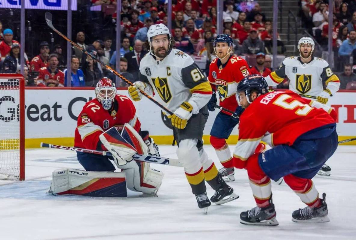 El ala derecha de los Golden Knights Mark Stone (61) busca un pase defendido por el defensa de ...