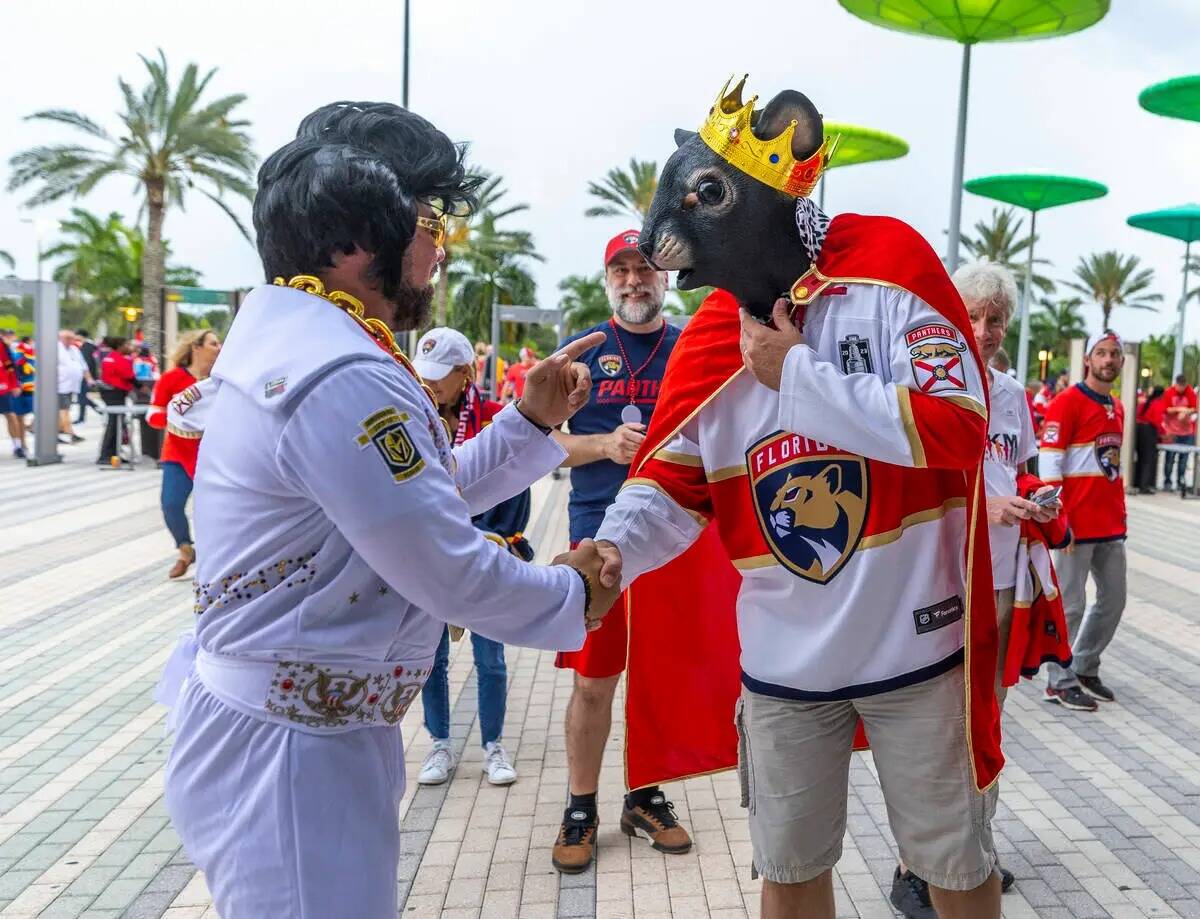 Elvis de Las Vegas charla con el Rey Rata de Florida suelto para una foto fuera antes del cuart ...