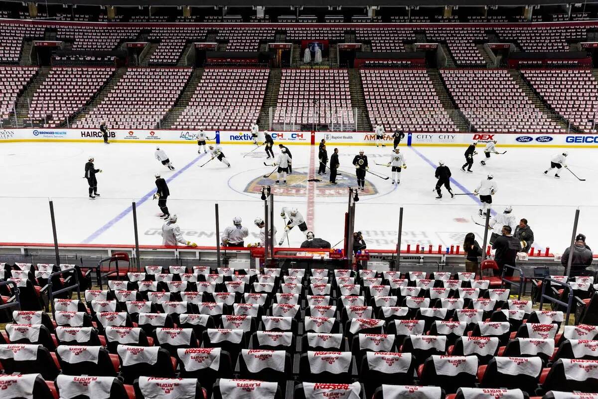 Los jugadores de los Golden Knights patinan sobre el hielo mientras cuelgan toallas en los asie ...