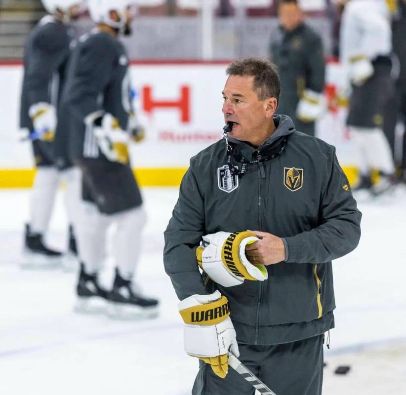 El entrenador de los Golden Knights Bruce Cassidy observa a sus jugadores practicar durante el ...