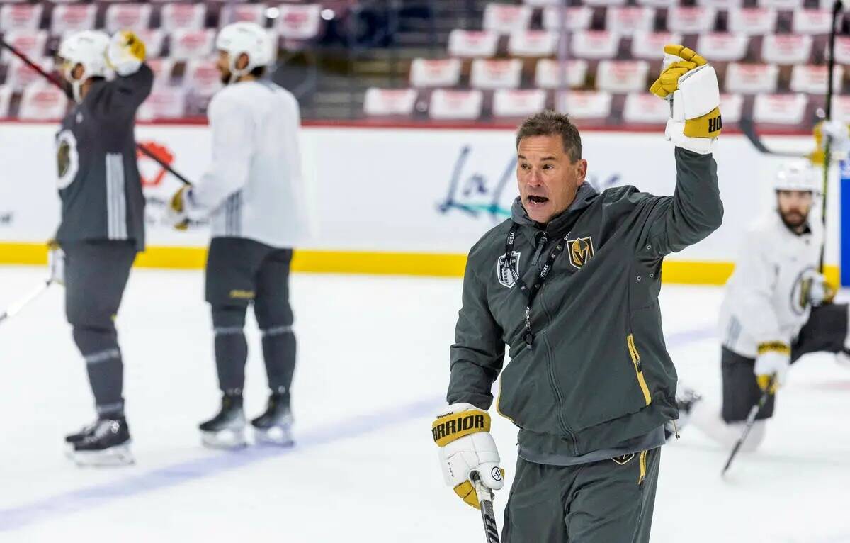 El entrenador de los Golden Knights, Bruce Cassidy, grita instrucciones a sus jugadores durante ...