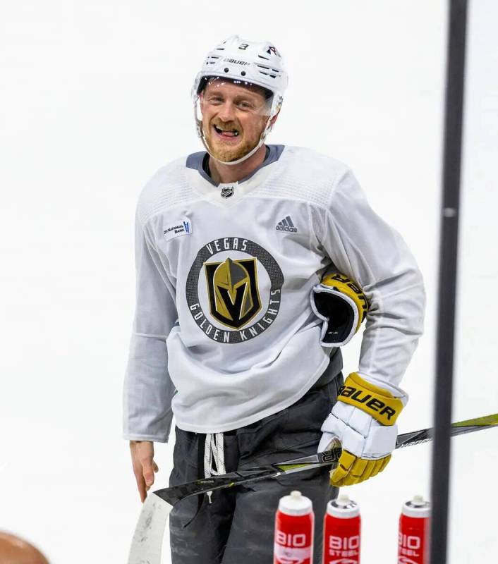 El centro de los Golden Knights Jack Eichel (9) se ríe de un compañero de equipo durante el p ...