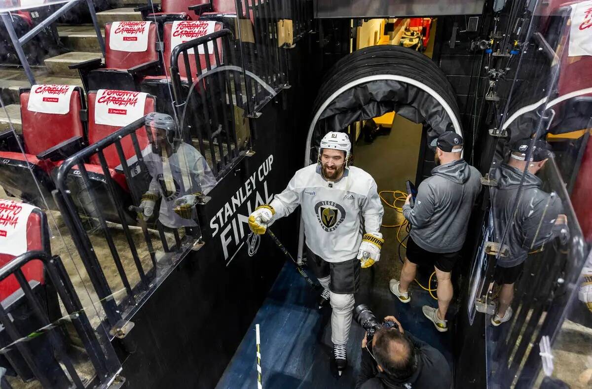 El ala derecha de los Golden Knights Mark Stone (61) entra en el hielo durante el patinaje mati ...