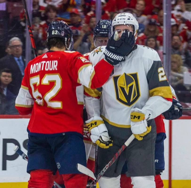 El defensa de los Florida Panthers Brandon Montour (62) golpea la cara del defensa de los Golde ...