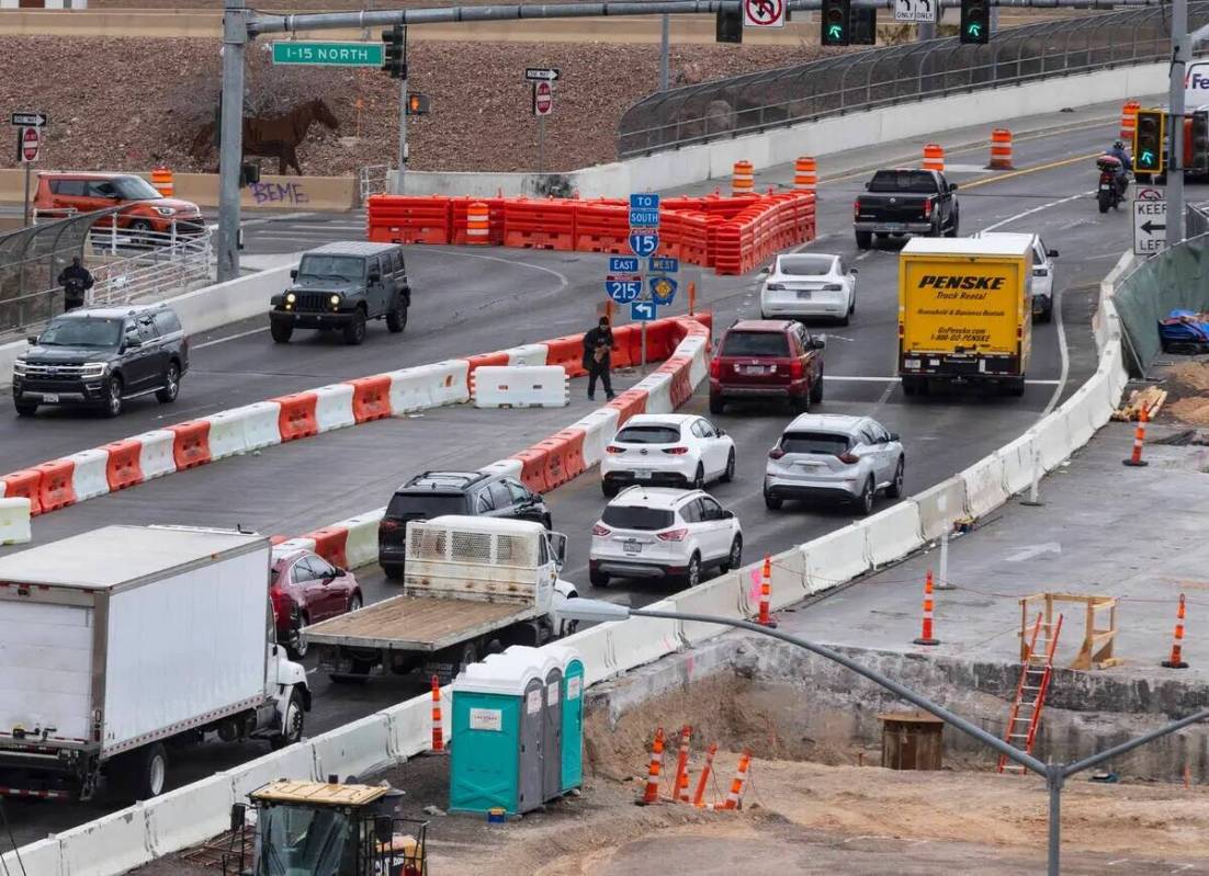 Los automovilistas navegan a través del enlace de diamante divergente que se añadió en Tropi ...