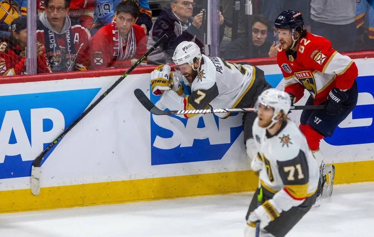 El defensa de los Golden Knights Alex Pietrangelo (7) es golpeado por detrás por el defensa de ...