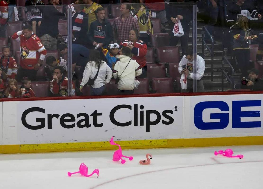 Flamencos en el hielo después de que los Golden Knights derrotaron a los Florida Panthers por ...