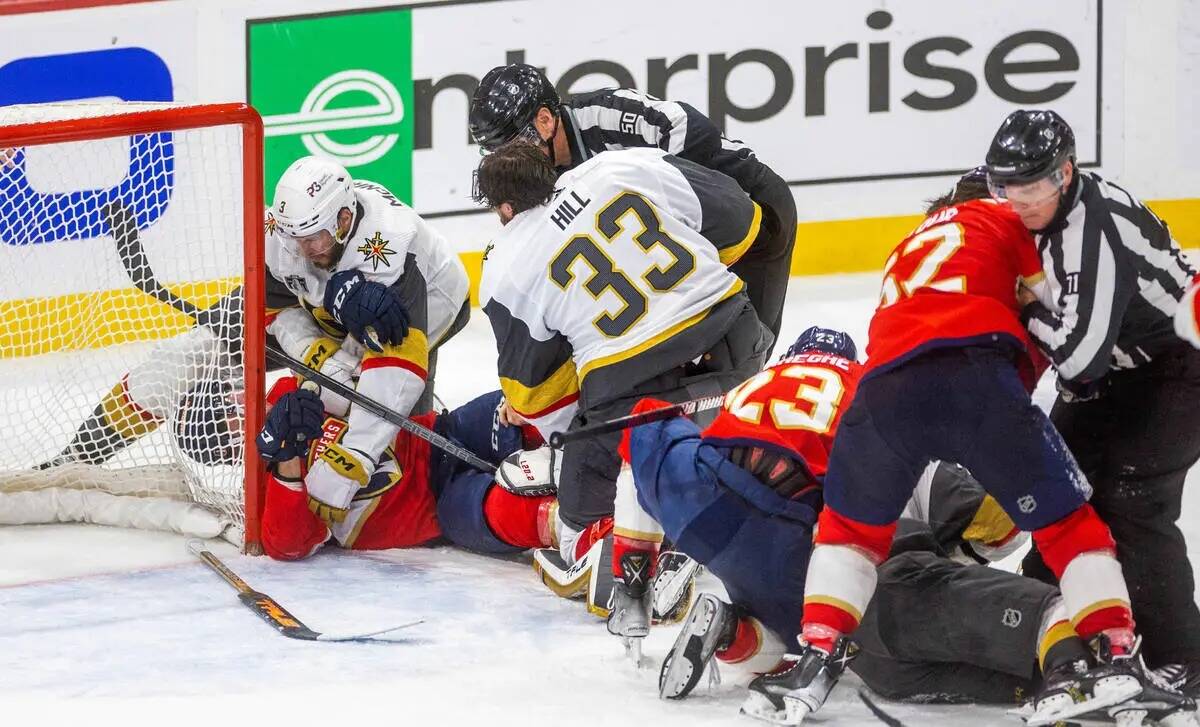 Jugadores de los Golden Knights y los Florida Panthers pelean al final del tercer periodo del c ...