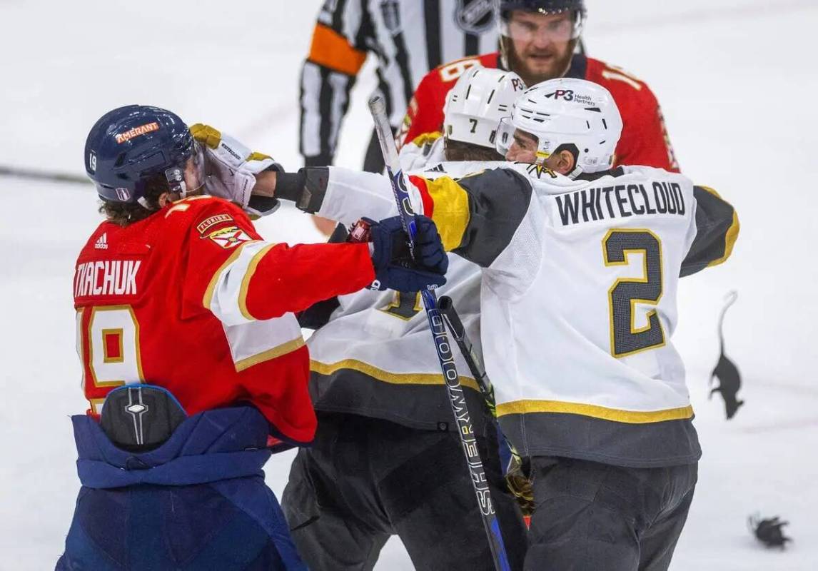 El ala izquierda de los Florida Panthers Matthew Tkachuk (19) recibe un guantazo en la cara del ...