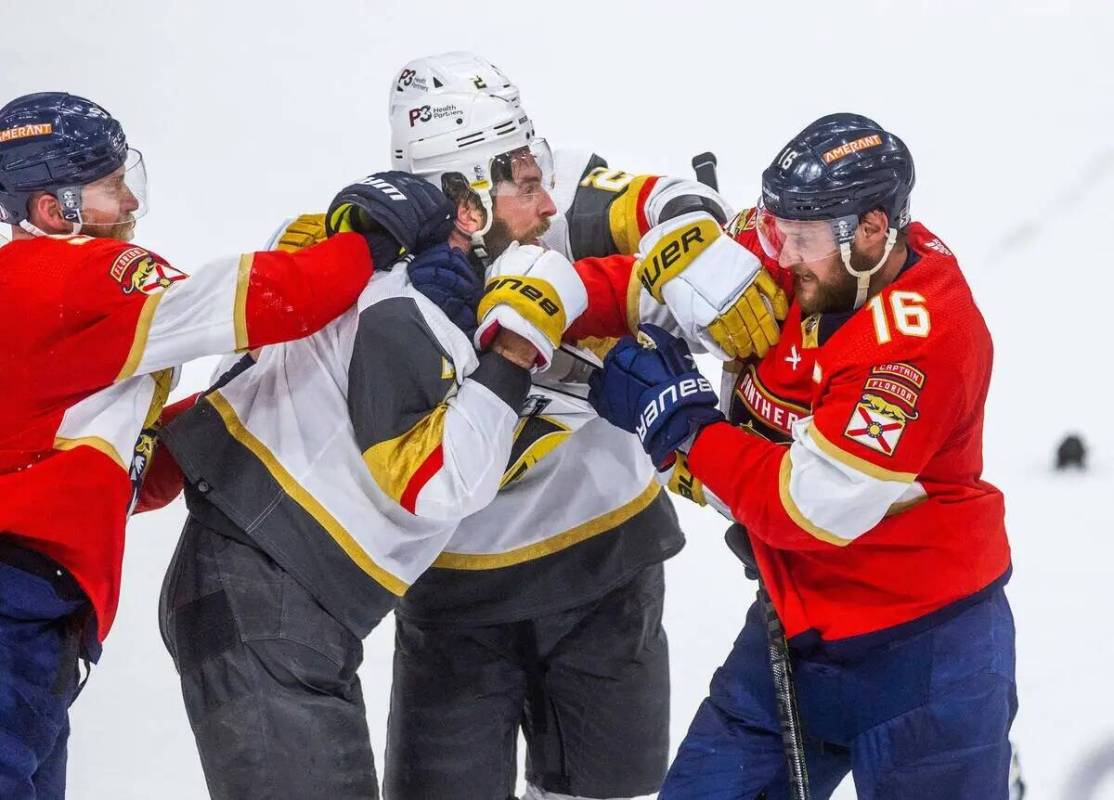 El defensa de los Golden Knights Alex Pietrangelo (7) pelea con el pívot de los Florida Panthe ...