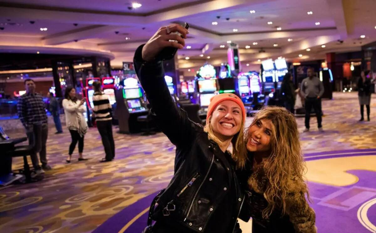 Liinda Garisto, a la izquierda, y Esmeralda Walters posan para un selfie en el casino Hard Rock ...