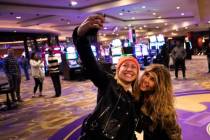 Liinda Garisto, a la izquierda, y Esmeralda Walters posan para un selfie en el casino Hard Rock ...