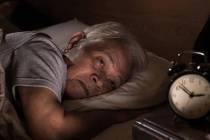 Las personas mayores de 50 años, en particular, pueden tener dificultades para dormir lo sufic ...