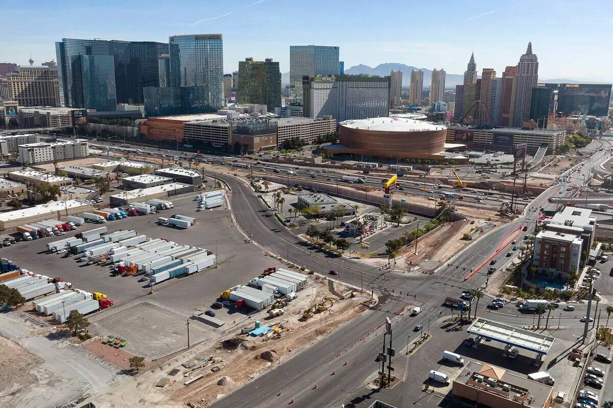 Una vista aérea de Dean Martin Drive y Tropicana Avenue al oeste del Strip se muestra el 21 de ...