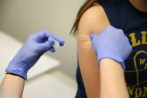 Natalia Ossa recibe una vacuna de la asistente médica Lindsey Johnson durante un evento gratui ...