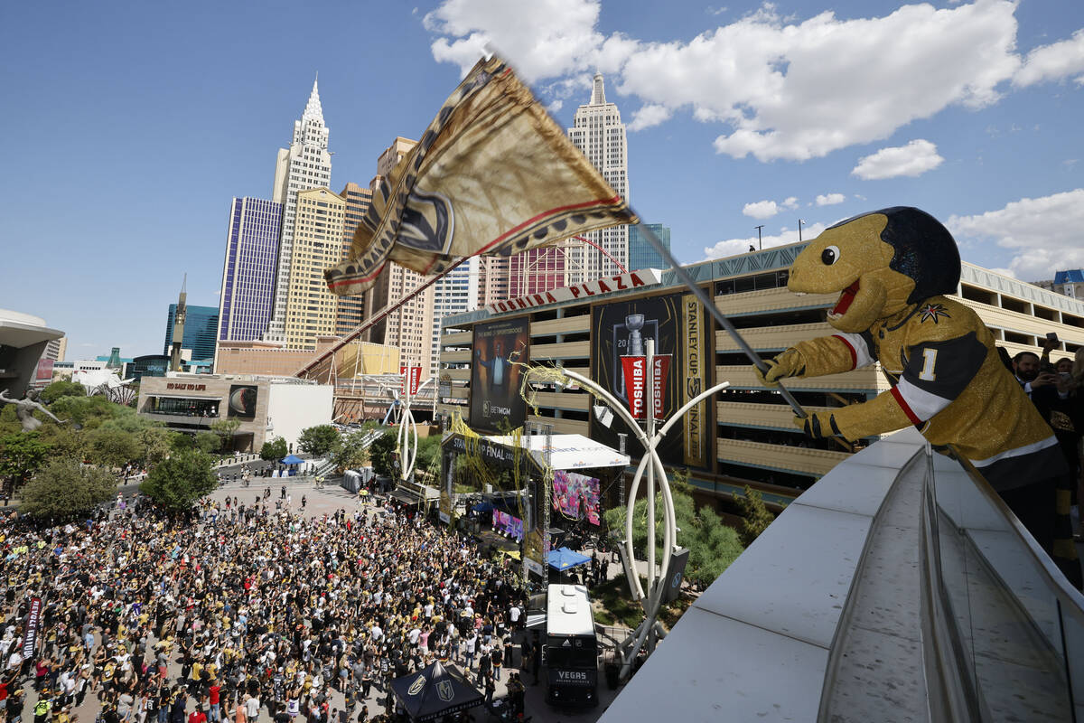 La mascota de los Vegas Golden Knights, Chance the Golden Gila Monster, ondea una bandera mient ...
