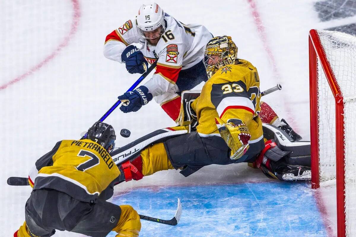 El portero de los Golden Knights Adin Hill (33) ataja un intento de gol del centro de los Flori ...