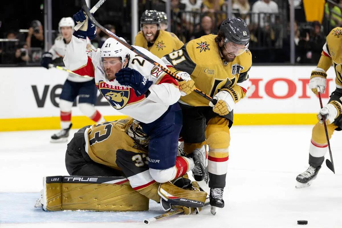 El centro de los Florida Panthers Nick Cousins (21) y el ala derecha de los Golden Knights Mark ...