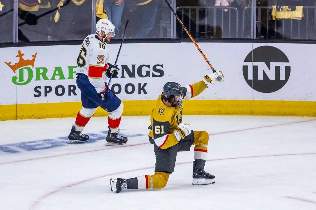 El ala derecha de los Golden Knights Mark Stone (61) celebra después de anotar sobre el porter ...