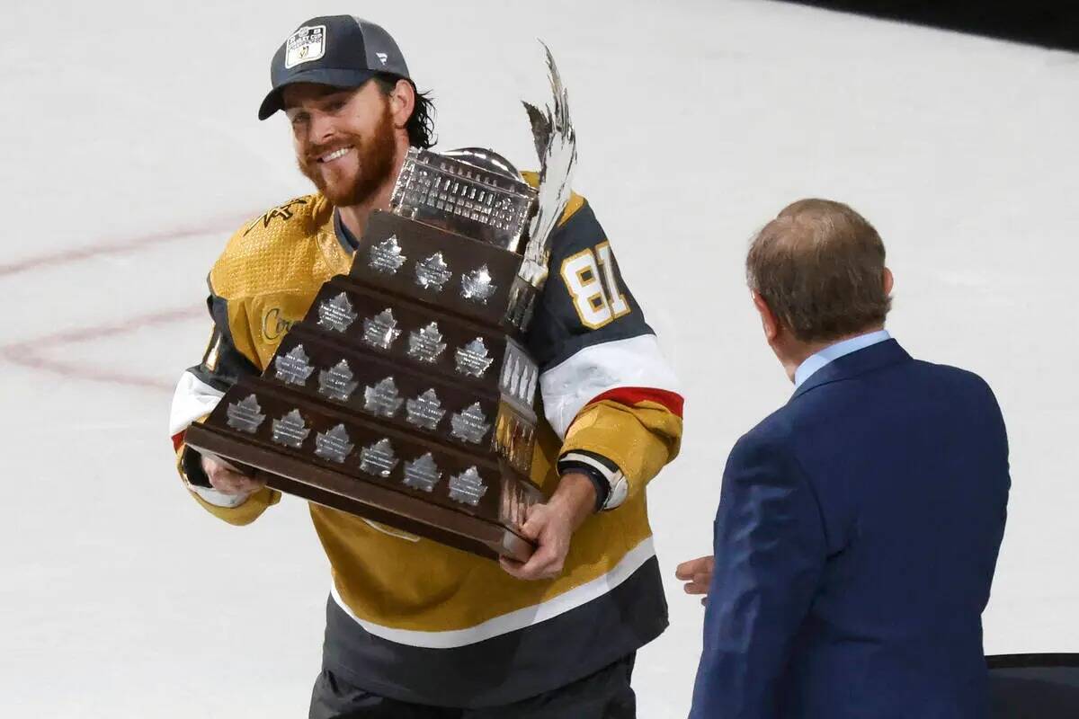 El ala derecha de los Vegas Golden Knights, Jonathan Marchessault, sostiene el trofeo Conn Smyt ...