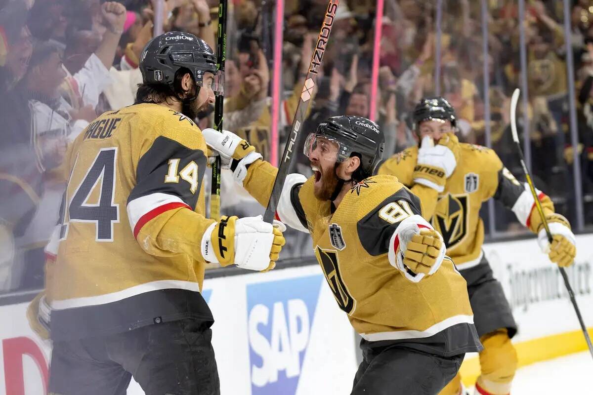 El defensa de los Golden Knights Nicolas Hague (14) y el ala derecha Jonathan Marchessault (81) ...