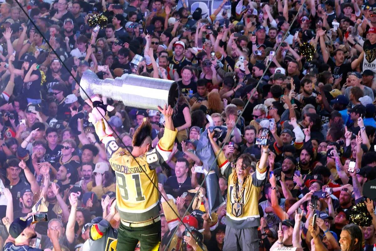 Los fans de los Golden Knights celebran la victoria de su equipo de la Copa Stanley contra los ...