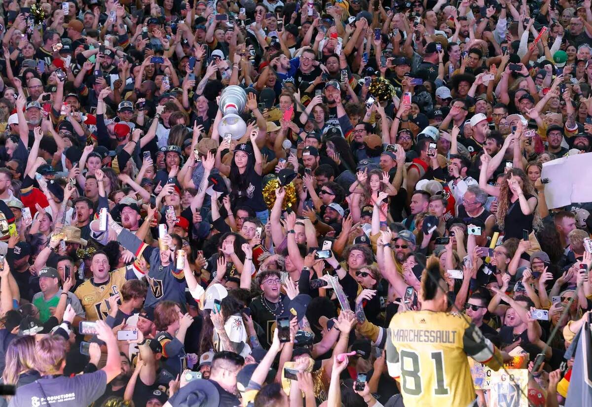 Los fans de los Golden Knights celebran la victoria de su equipo en la Copa Stanley contra los ...