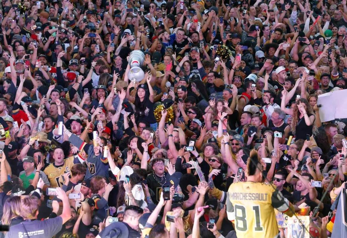 Los fans de los Golden Knights celebran la victoria de su equipo en la Copa Stanley contra los ...