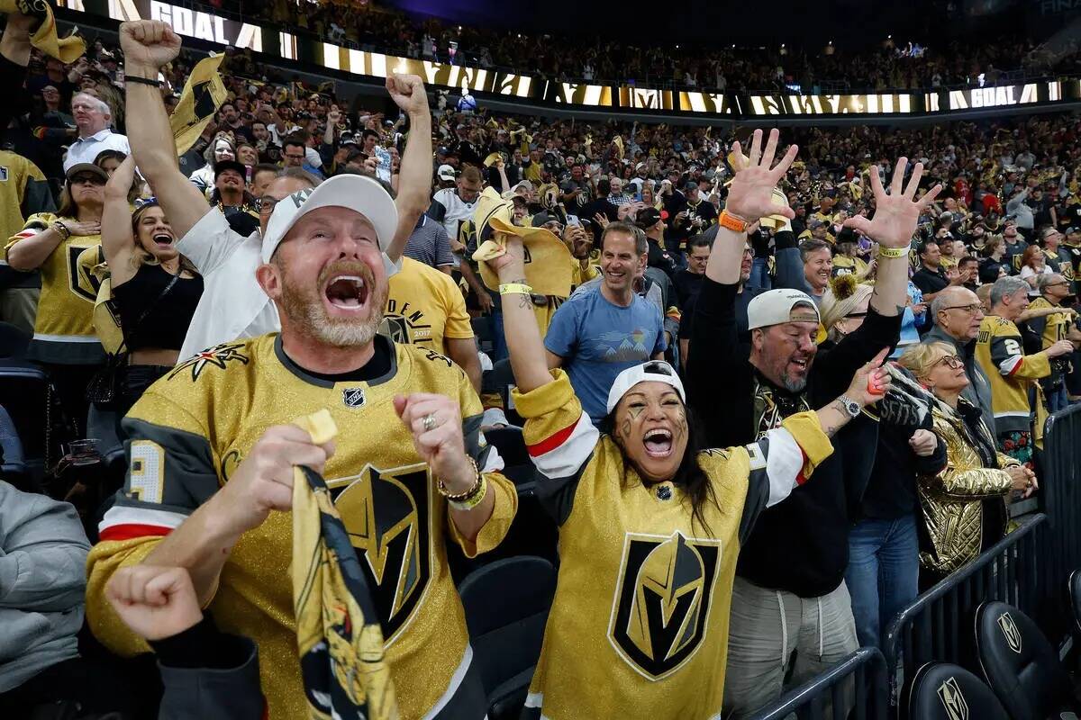 Golden Knights fans celebran después de Golden Knights ala derecha Mark Stone (61) anotó un g ...