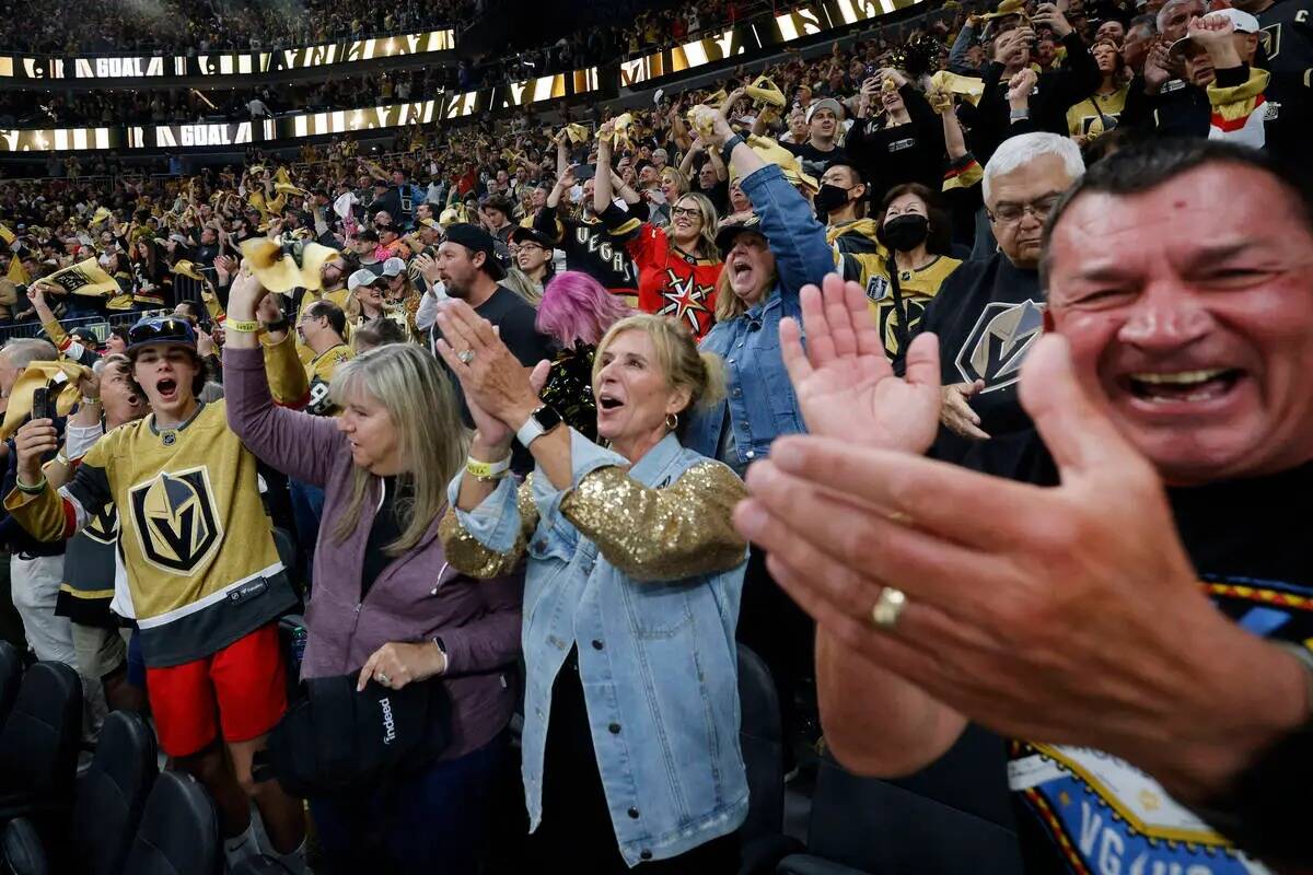 Los fans de los Golden Knights celebran después de que el ala derecha de los Golden Knights, R ...