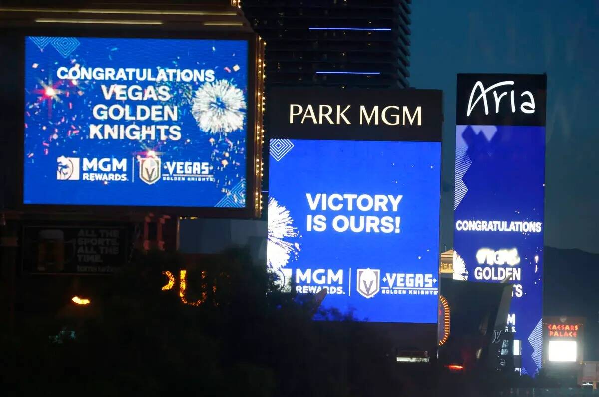 Mensajes de felicitación se muestran en las marquesinas en el Strip después de que los Golden ...