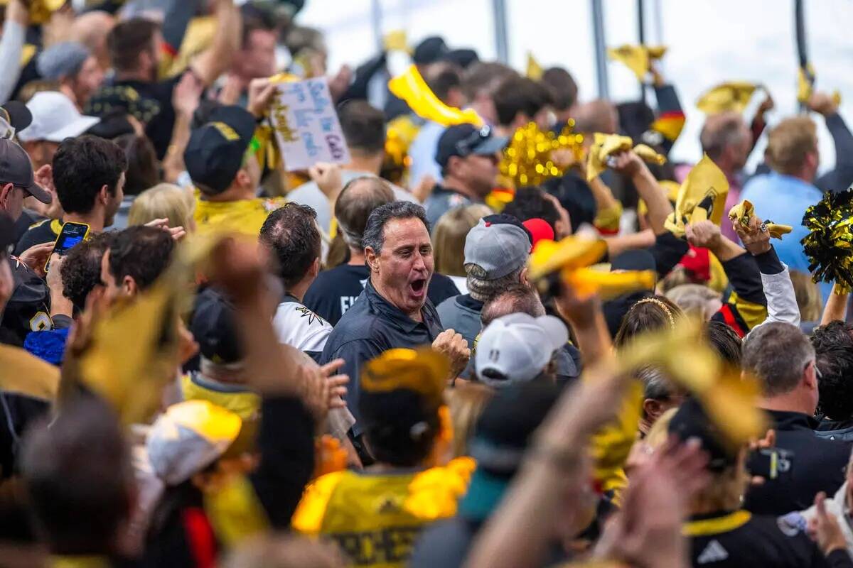 Los fans de los Golden Knights celebran un tanto sobre el portero de los Florida Panthers Serge ...