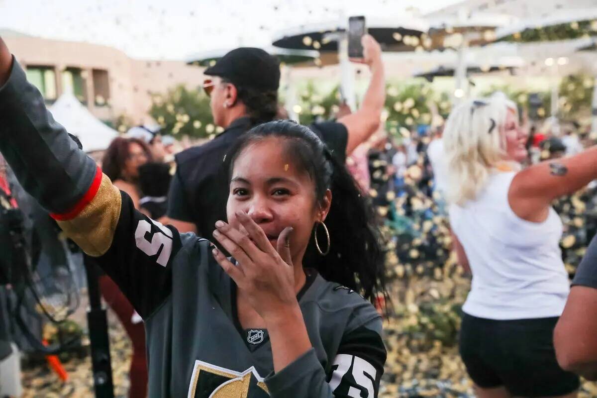 Los fans celebran la victoria de los Golden Knights en la Copa Stanley en la fiesta de Water St ...