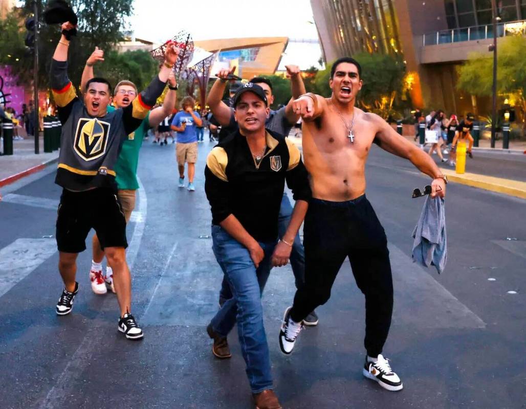 Los fans de los Golden Knights celebran la victoria de su equipo en la Copa Stanley contra los ...