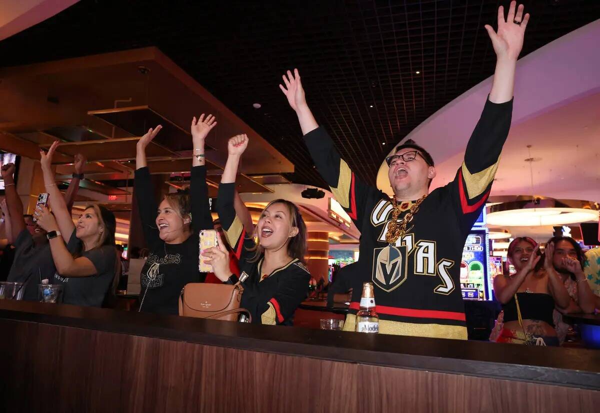 Los fans de los Golden Knights animan a su equipo mientras reciben la Copa Stanley en Circa, en ...